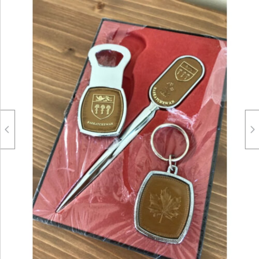 Vtg Souvenir Saskatchewan Canada Keychain, Letter & Bottle Opener Maple Leaf - Picture 5 of 7